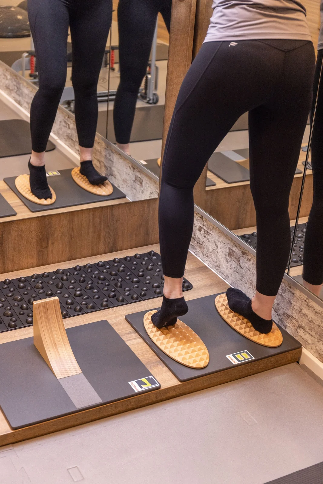 Füße einer trainierenden Person auf einem Balance-Board in der Körperwerkstatt Neuenkirchen