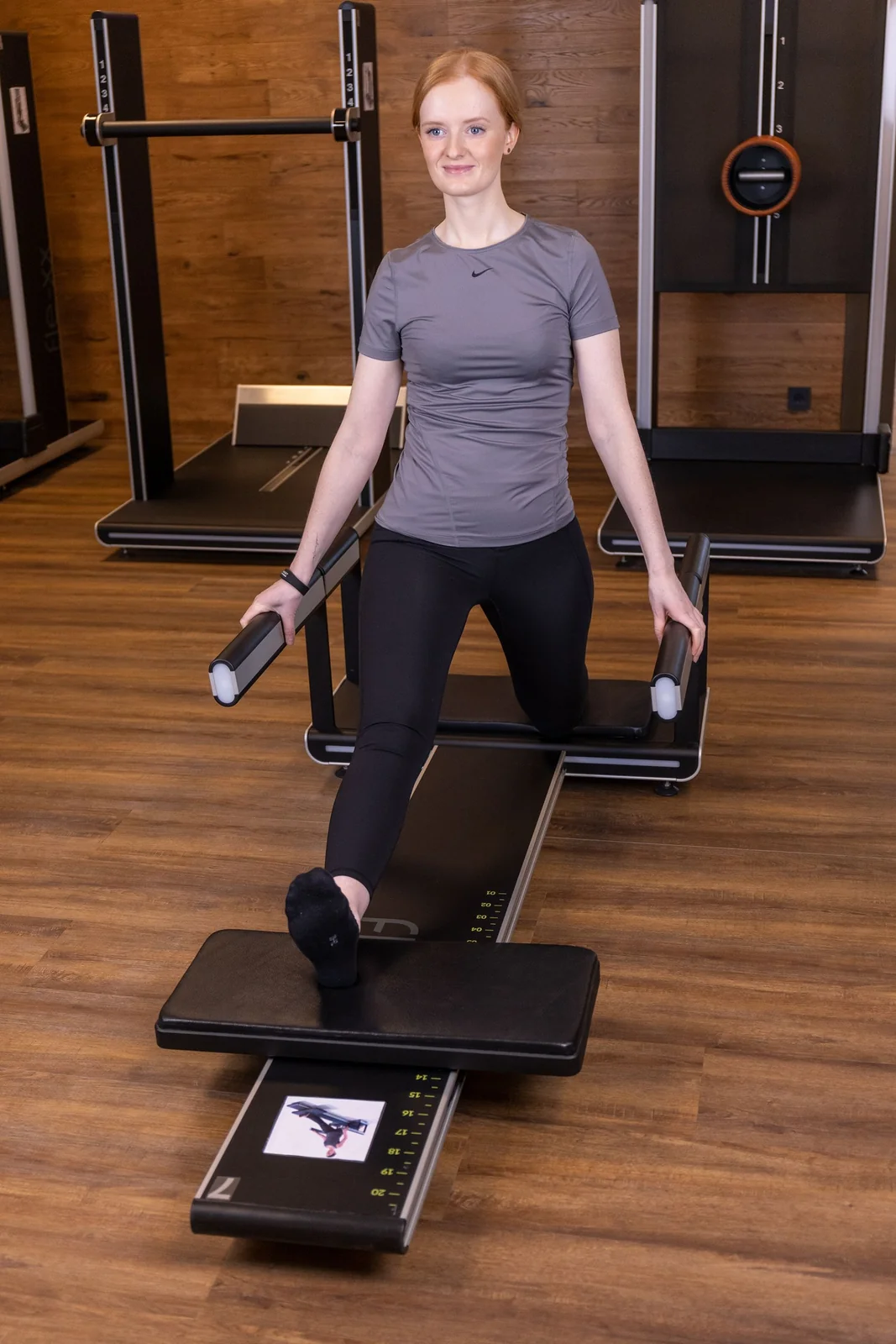 Frau beim Balance-Training mit Trainingsgerät in der Körperwerkstatt Neuenkirchen