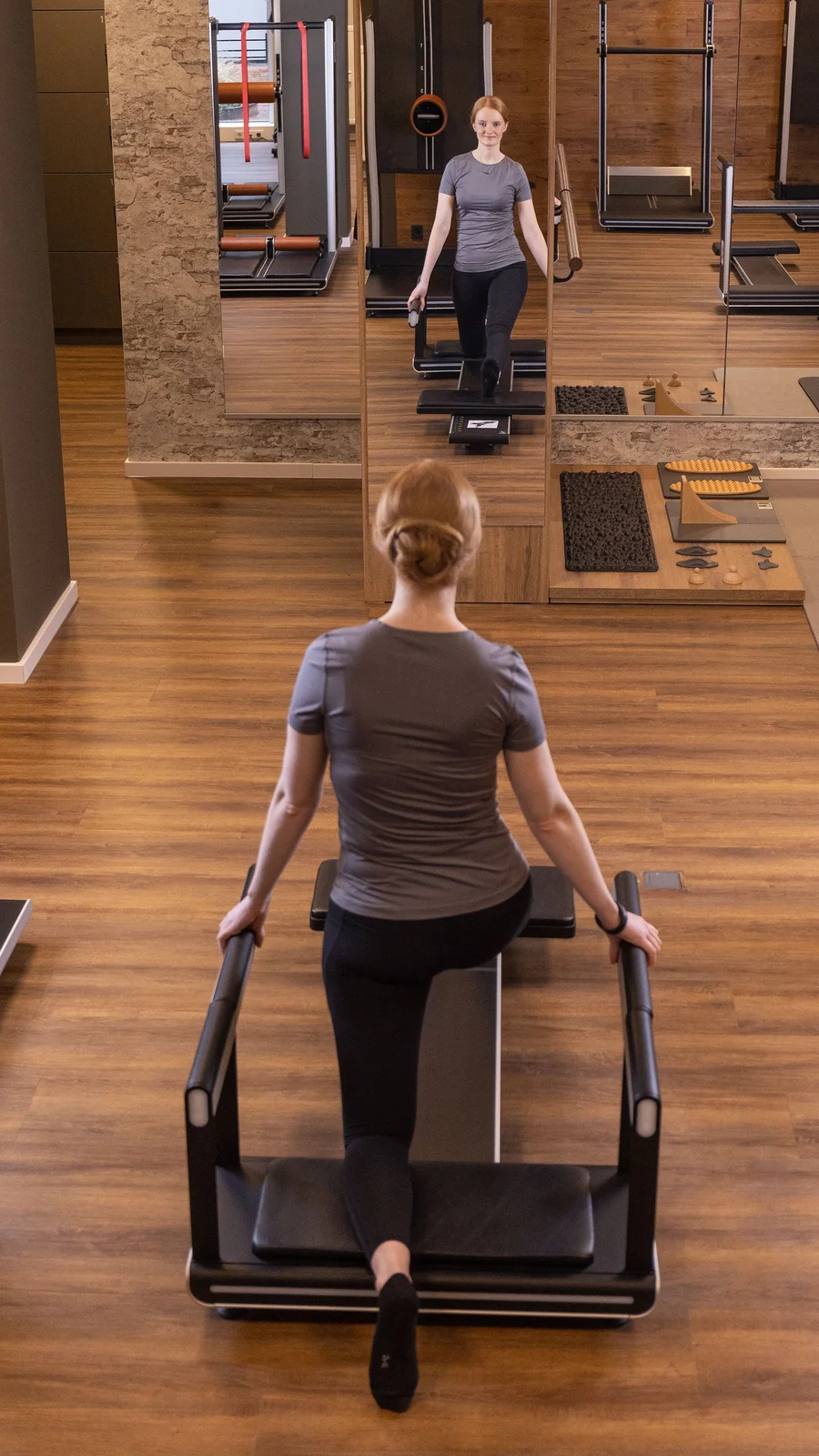 Frau beim Gehtraining auf einem medizinischen Laufband in der Körperwerkstatt Neuenkirchen