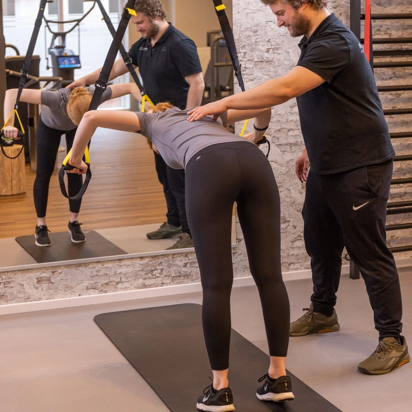 Trainer begleitet eine Frau bei einer therapeutischen Übung in der Körperwerkstatt Neuenkirchen