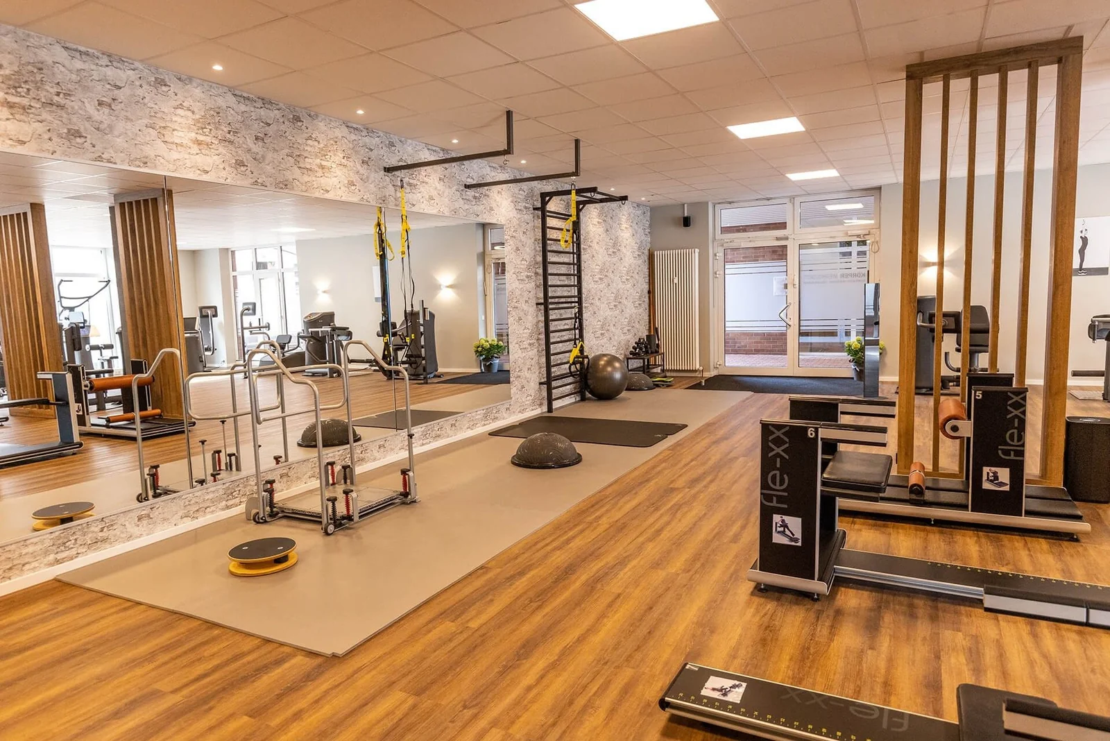 Koerperwerkstatt trainingsflaeche geraete