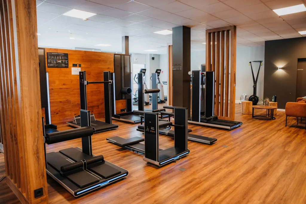 Trainingsbereich der Körperwerkstatt Neuenkirchen mit mehreren Geräten für Kraft- und Funktionstraining.