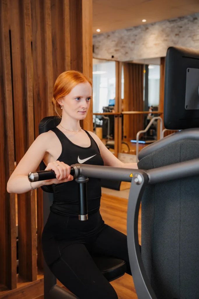 Frau trainiert an einem EGYM-Kraftgerät in der Körperwerkstatt Neuenkirchen.