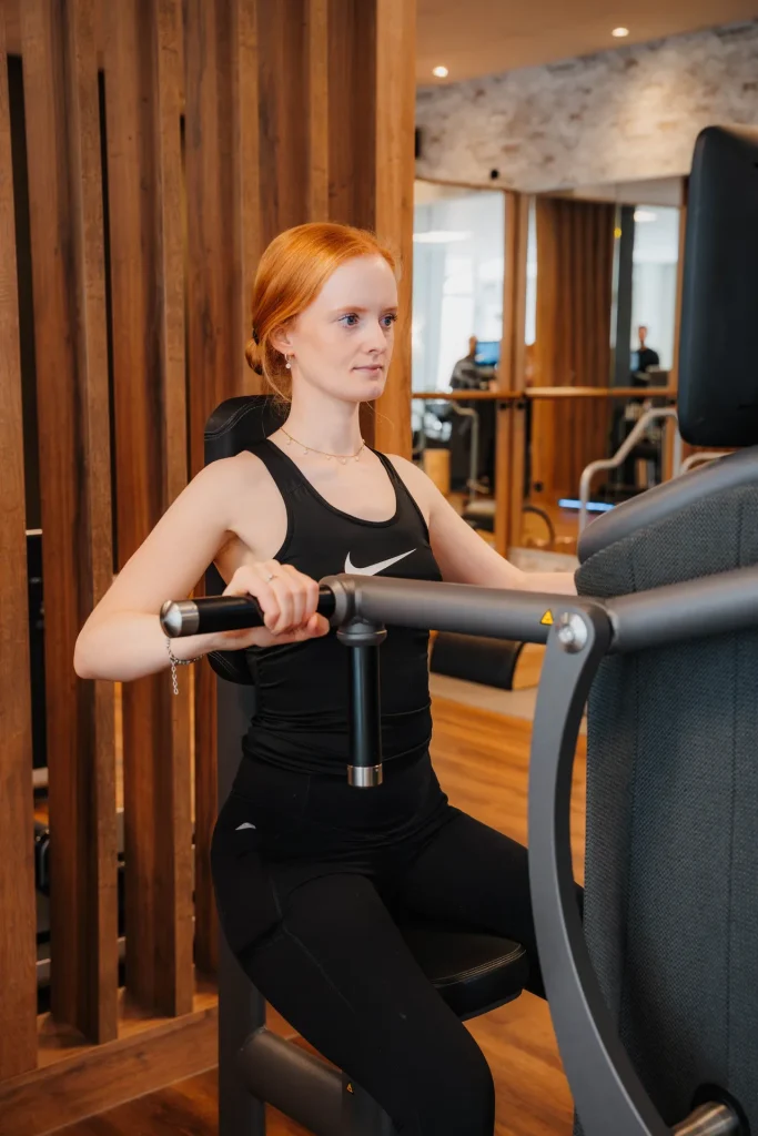 Frau trainiert an einem EGYM-Kraftgerät im digitalen Kraftzirkel der Körperwerkstatt Neuenkirchen.