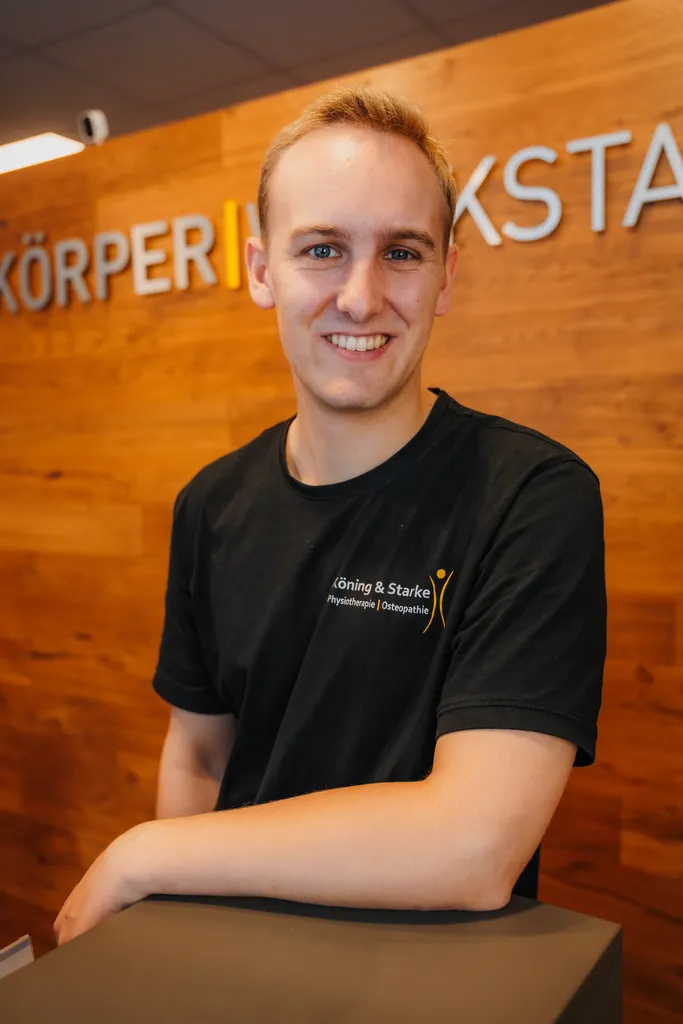 Porträt von Linus Zur-Lienen, Physiotherapeut im Team der Körperwerkstatt Neuenkirchen.